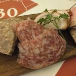 トラットリア 29 - 「色々ハムの４種の盛り合わせ」：もも肉のハム・ポルケッタ・ソプレッサータ・フィノッキオーナ♪