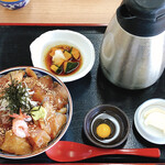 氷見 魚市場食堂 - 氷見海鮮漬丼　1790円
      土鍋の漁師汁、小鉢、漬物付き