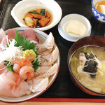 氷見 魚市場食堂 - 氷見浜丼ちょっこし盛　1290円
      土鍋の漁師汁、小鉢、漬物付き
