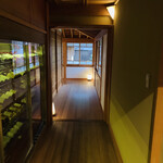 比良山荘 - 廊下にあるワインセラー。