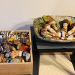 比良山荘 - ★今回の松茸は東日本で最高峰と言われている岩手県岩泉町の松茸を使用。
      ★きのこ類は松茸の他に、希少価値が高い天然の岩茸、老茸、舞茸を用意して頂いた。