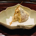 比良山荘 - ☆松茸のあられ揚。
      ◎松茸の天ぷらは、衣に閉じ込められた松茸の香りと味わいが深い。
      
