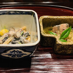 比良山荘 - ☆ 生の岩茸と柿の胡麻酢和え。
      生の天然岩茸は長野県産。むかご、銀杏、三つ葉入り。
      ☆比良山荘名物「鮎なれ寿司」
      ◎ 琵琶湖の子持ちの大鮎を近江米と共に長期熟成し発酵させたなれ寿司。