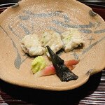 比良山荘 - ☆天然うなぎの焼き霜　老茸（くろかわ）を添えて。
      ◎琵琶湖の天然うなぎを白焼きした焼き霜。老茸、茗荷、山葵を乗せて醤油で頂く。天然うなぎは味も濃く格別。
      