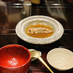 比良山荘 - ◆ 『比良山荘』名物。月鍋。
      熊とスッポン煮込み。熊の肉は熊の手。