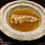 比良山荘 - ☆月とスッポン煮込み。
      ◎月の輪熊の手を料理する下ごしらえに三昼夜かかるとの事。スッポンスープと合わせた鍋。スッポンの出汁は最高に美味い。かなり手間暇がかかる料理。今回初めて作った料理との事。