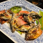 比良山荘 - ☆子持ち鮎の塩焼き。
      ◎琵琶湖産の鮎。骨まで柔らかく外側はこんがりと内側はふっくらと、落ち鮎の子がお腹からあふれ出る。
      