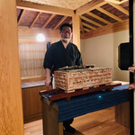 比良山荘 - ☆特別室に隣接している焼き台の部屋から、ふすまを開けて伊藤大将がにこやかに登場！