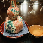 比良山荘 - ◎ 熱燗。九頭龍 大吟醸（黒龍酒造）。
      熱燗専用として作られた大吟醸。
      鮎のなれ寿司やうるかや落ち鮎にとても良く合う。