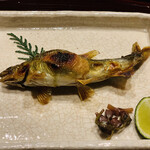 比良山荘 - ☆落ち鮎の香味焼き。
      すだちとミズを添えて。少し大きめの子持ち鮎。
      