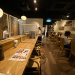 炭と地酒とたしなみワイン Kai本店 醸す - 席を間引いて距離を取り、透明パーテーションを設定しています