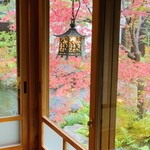 比良山荘 - 部屋までの廊下からは美しい紅葉がお出迎え。