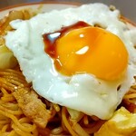 スーパーベルクス - ベルクス草加谷塚店で買ったマルちゃん焼きそばにトッピングした目玉焼き。