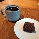 Mori Kafe Ando Be-Kari- - ランチデザートとランチドリンクです。
                        今日のデザートは、ラム酒漬けしたドライフルーツのカカオケーキ。