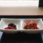 Kimuchi Shokudou - タコキムチ、のりキムチ、白菜キムチの盛合せ