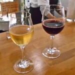 ジェイアンドワイチーズショップ - グラスのハウスワイン（白・赤）