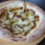 くつろぎ納屋 森のキッチン - 自家製ベーコンとネギのピザ