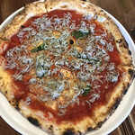 138333972 - チチニエリ。チーズを使っていないピザです。トマトの酸味としらすの塩気がよく合います。
                      ピザは好みの薄めのモチモチ生地で、大きさもしっかりあるので食べ応えあります。