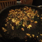 辛辛 - 〆のビビンバ（炒めた後）ここまで量が減るくらいカリッカリに炒めてくれます。