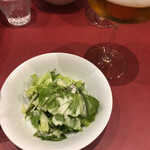 イタリアンバル AMIGO - セットのサラダとモレッティ。すごいグラスで出てきた！