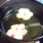八勝 - 花麩が浮かんだお吸い物