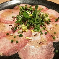 肉と日本酒いぶり 有楽町店 - 牛たん刺し