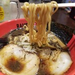 豚系 麺家いろは - 富山ブラックらーめん(並)の麺リフト