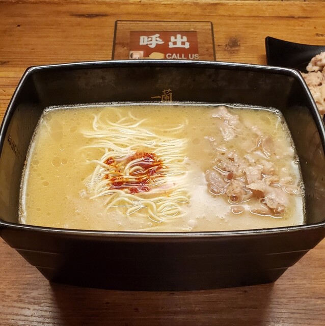 お重？に入ったラーメン』by kobapin : 一蘭 西新宿店 - 新宿西口