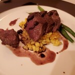 RISTORANTE REGA - 北海道産蝦夷鹿のポアレ、ブルーベリーソース
      
      食感は硬めの牛モモステーキ。でも、臭みがあり、レバーの味もします。せめて、ソースが多ければ食べやすかったかな。下にあるサフランリゾットは美味しかったです。