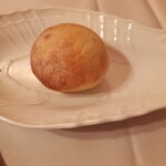 RISTORANTE REGA - 自家製か他店のパンかは分かりませんが、二次発酵が足りないときみたいな、食感が固めでモサモサしていました。小麦の風味もなかったかな。