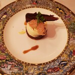 RISTORANTE REGA - さつまいものタルト
      まずは、お皿が美しい‼️タルトは、ガチガチで固かったけど、さつまいものクリームは美味しかったです。