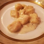 RISTORANTE REGA - ゴルゴンゾーラのニョッキ
      こんなに柔らかいニョッキは初めてかなぁ。もう少し、もっちりしてるのも好きだけど、これも美味しい♪濃厚なゴルゴンゾーラとも合っていました。