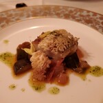 RISTORANTE REGA - 白甘鯛のソテー、カポナータ添え
      カリッカリの鱗。多めの油で焼いたそうですが、こんな花咲くような鱗を食べたのは初めて。香ばしくて珍しい。