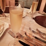 RISTORANTE REGA - 乾杯のスプマンテ　アルコール強めで、爽やかな酸味のある味、美味しいです。