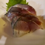 hide’s dining 遊 - しめ鯖。これはちょっと前まで生きてた、酢で洗いました程度のほぼ刺身。