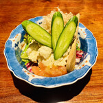 Takumi Roman Tei - 燻製ポテトサラダ490円税別、しっかりハードめ大人の食感。自家製ベーコンの食感もイイ。その他ダイストマト、パプリカ、鰹節といぶりがっこも入ってる。
