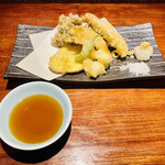 たくみ ろまん亭 - 秋の天ぷら盛り合わせ590円税別、手前のは百合根かな？全体的に美味く揚がってる。天汁もあっさりでいい感じ。粗塩もイイ。海老はプリプリでその後ろにある舞茸は結構デカかった。