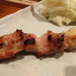 串焼たくま - 鶏串から正肉150円を塩タレはオススメで塩アップ