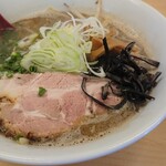 menyakohaku - 焦がし塩ラーメン(￥850)。
                      メンマ以外はまあまあと言ったところですね。