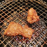 京城苑 - ロースを焼いてます！
