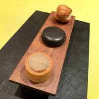 モノリス - アミューズ
                    タルト（豚肉のリエットとごぼう）
                    竹炭のマカロン（間にニンジンのムース）
                    グジェール