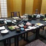 慶山 - 食事はソーシャルディスタンスを確保しテーブルで