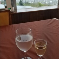 レストラン鳥居平 - 左は水　右は葡萄ジュース白
