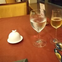 レストラン鳥居平 - 白豚内燻製バター
                    緑の葡萄葉型皿はパン用
                    小さいグラスはシャンパン飲みやすい　大は白勝沼グレープジュース