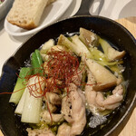 malibu PIZZERIA&CAFE - 鶏ときのこのアヒージョ(¥680)