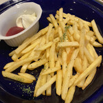 malibu PIZZERIA&CAFE - ポテトフライ ビーツサワークリーム(¥580)