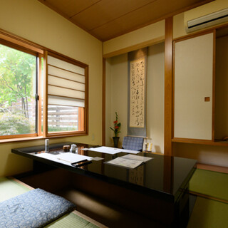 掘りごたつ式の個室席。4名からご利用頂けます。