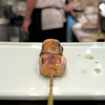 鳥田中 - 一本目のもも。前来た時と串のテイストが全然違う。。うまい！！