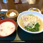 菜館Wong - 【 葱塩そばセット 】1000円(税込)
                                ホタテの出汁が効いた葱そばは、僕には薄く感じていたので いつも濃いめで注文します。