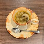 多満 - おまかせ冷菜の盛り合わせ ¥1,500 のホンビノスとキノコのスープ
